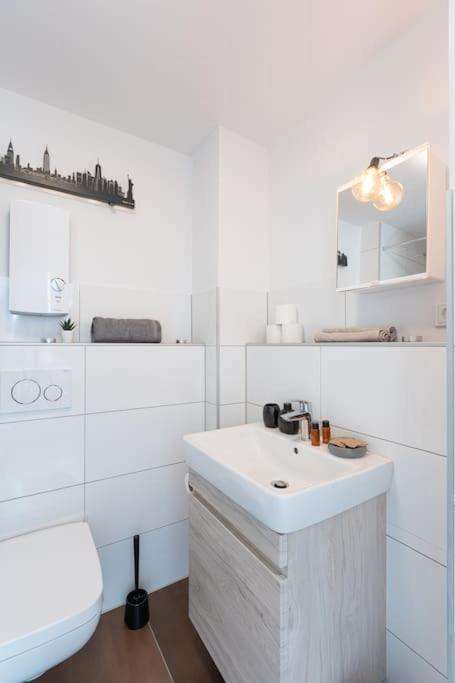 - Nice New York Apartment In The Heart Of Duisburg - Betten & Sofa - 5 Mins Central Station Hbf - Big Tv & Wifi - ภายนอก รูปภาพ