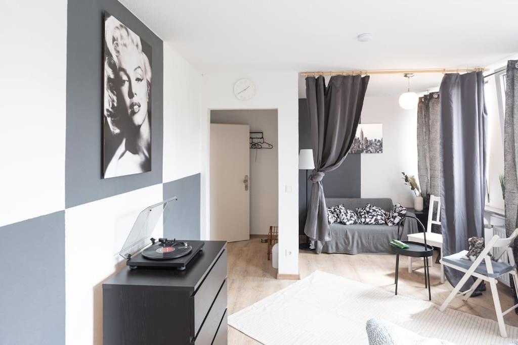 - Nice New York Apartment In The Heart Of Duisburg - Betten & Sofa - 5 Mins Central Station Hbf - Big Tv & Wifi - ภายนอก รูปภาพ
